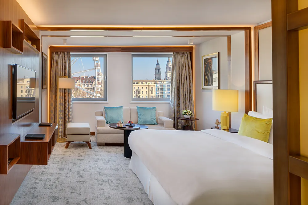 Deluxe hotelszoba king size ággal és Szent István Bazilika kilátással