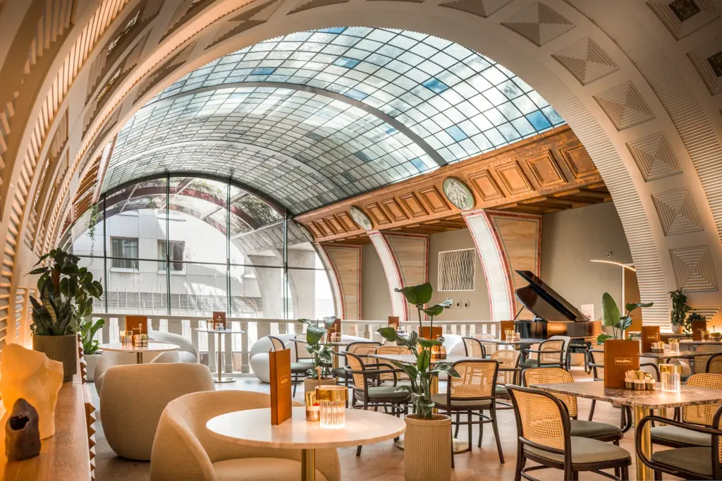 Continental Hotel Budapest Gallery Café & Bar üvegkupolás lobby, bécsi kávéház stílus, zongorával, elegáns design