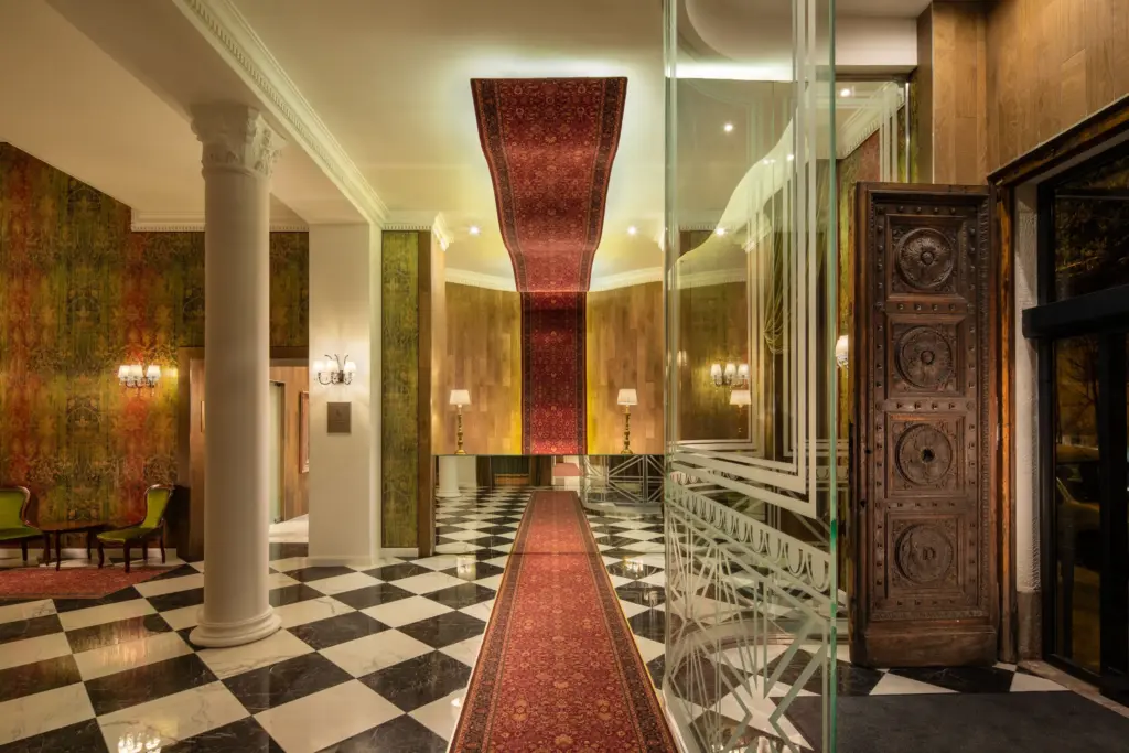 Mystery Hotel Budapest recepció lobby, sakktábla padló, fehér oszlopok, szabadkőműves design, butique hotel