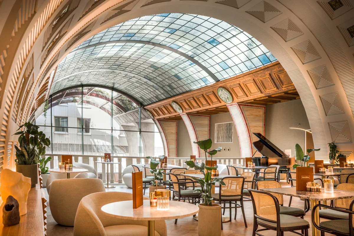 Continental Hotel Budapest Gallery Café & Bar üvegkupolás lobby, bécsi kávéház stílus, zongorával, elegáns design