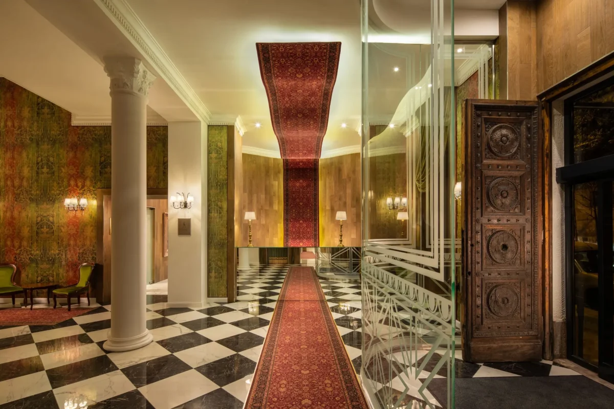 Mystery Hotel Budapest recepció lobby, sakktábla padló, fehér oszlopok, szabadkőműves design, butique hotel