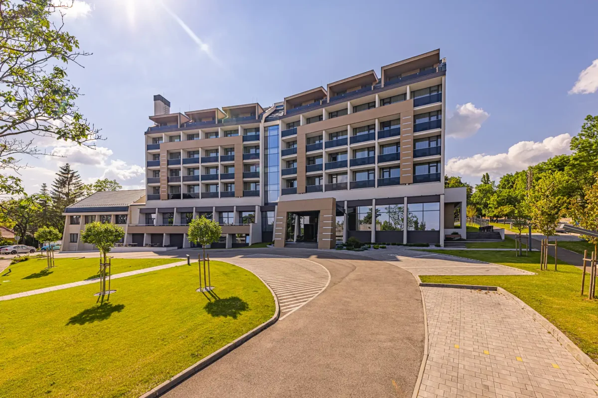 AVAR Hotel Mátrafüred modern épülete parkosított környezetben a Mátra hegységben